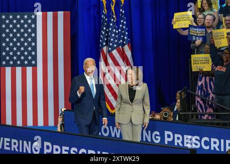 Washington, États-Unis. 15 août 2024. Le président américain Joe Biden (G) et le vice-président Kamala Harris entrent sur scène lors d'un événement où ils ont souligné les efforts de l'administration pour réduire les coûts des médicaments d'ordonnance dans le comté de Prince George, Maryland, États-Unis, 15 août 2024. L'administration Biden a déclaré jeudi que les négociations sur le prix des médicaments feront disparaître des centaines de dollars, dans certains cas des milliers, du prix courant de 10 des médicaments les plus populaires et les plus coûteux de Medicare. POUR ALLER AVEC LA baisse des prix des médicaments négociée par le gouvernement américain pour économiser des milliards de dollars crédit : HU Yousong/Xinhua/Alamy Live News Banque D'Images