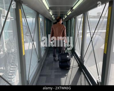 Vol Qatar Airways à la porte du terminal de l'aéroport international d'Allama Iqbal prêt pour le décollage Banque D'Images