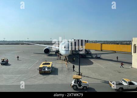 Vol Qatar Airways à la porte du terminal de l'aéroport international d'Allama Iqbal prêt pour le décollage Banque D'Images