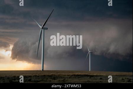 Une violente tempête traverse les plaines avec des éoliennes à proximité. Banque D'Images