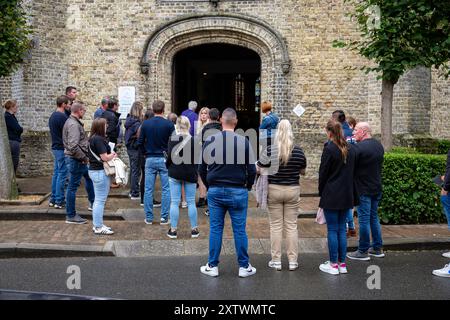 Kortemark, Belgique. 16 août 2024. Cérémonie funéraire pour un jeune père et une jeune mère et leur fille de 8 ans, à l'église Sint-Hadrianus à Handzame, Kortemark, vendredi 16 août 2024. La famille est décédée lorsqu'un conducteur ivre a heurté sa voiture à grande vitesse sur l'E403 à Ruddervoorde, la semaine dernière. L'homme avait été condamné à plusieurs reprises pour conduite en état d'ébriété avant l'accident mortel. BELGA PHOTO KURT DESPLENTER crédit : Belga News Agency/Alamy Live News Banque D'Images