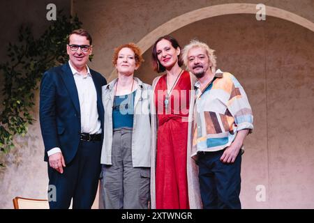 Théâtre Alcazar, Madrid, Espagne. 16 août 2024. Présentation de la pièce théâtrale « Conspiranoia ». De gauche à droite : Luis Merlo (acteur), Clara Sanchis (actrice), Natalia Millan (actrice) et Juanan Lumbreras (acteur). Crédit : EnriquePSans/Alamy Live News Banque D'Images