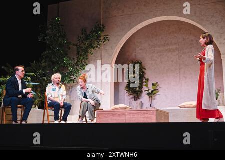 Théâtre Alcazar, Madrid, Espagne. 16 août 2024. Présentation de la pièce théâtrale « Conspiranoia ». De gauche à droite : Luis Merlo (acteur), Juanan Lumbreras (acteur), Clara Sanchis (actrice) et Natalia Millan (actrice). Crédit : EnriquePSans/Alamy Live News Banque D'Images