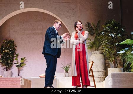 Théâtre Alcazar, Madrid, Espagne. 16 août 2024. Présentation de la pièce théâtrale « Conspiranoia ». De gauche à droite : Luis Merlo (acteur) et Natalia Millan (actrice). Crédit : EnriquePSans/Alamy Live News Banque D'Images