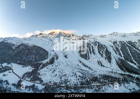Vue panoramique haute résolution de la montagne Ortler et de la vallée de Sulden au coucher du soleil Banque D'Images