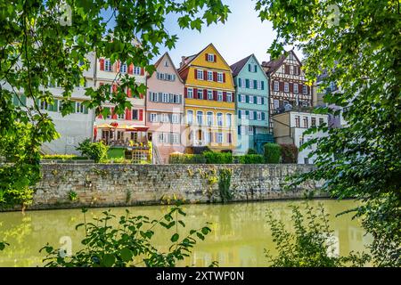 Maisons à colombages colorées traditionnelles au bord de la rivière de Tübingen, en Allemagne Banque D'Images