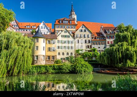 Célèbre Hölderlinturm et maisons traditionnelles à colombages au bord de la rivière de Tübingen, en Allemagne Banque D'Images