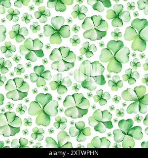 Motif aquarelle vert sans couture avec feuilles de trèfle. Résumé de la Saint-Patrick. Feuillage de trèfle à quatre feuilles frais sur fond blanc. Banque D'Images