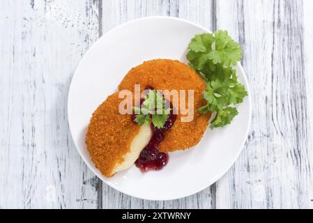 Camembert frit fait frais (selective focus) sur fond de bois Banque D'Images