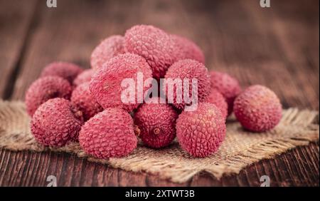 Litchis sur fond de bois rustique (gros plan) Banque D'Images