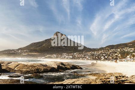 Camps Bay (Cape Town), Soutch Afrique avec un ciel fantastique pendant la saison d'hiver Banque D'Images