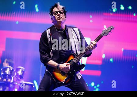Prog Poelten, Autriche. 15/08/2024, ABD0111 20240815 - Frequency 2024 - Festival de musique en parfait Poelten, Autriche. Le festival se déroule du 14 au 17 août 2024. Le guitariste Kevin John Wasserman (Noodles) du groupe 'The Offspring' lors d'un concert sur 'Space Stage'. - 20240815 PD7184 crédit : APA-PictureDesk/Alamy Live News Banque D'Images