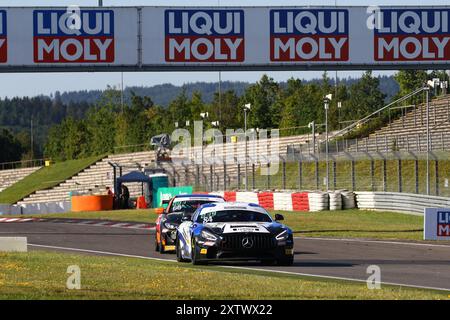 Matias Salonen (fin) / Lachlan Robinson (GBR), #84, Mercedes AMG GT4, Team : DATALAB Sports with CV performance Group (DEU), vor Philip Wiskirchen (DEU) / Markus Eichele (DEU), #66, BMW M4 GT4, Team : ME Motorsport (DEU), Motorsport, ADAC GT4 Germany, 2024, Lauf 4, Nuerburgring, Nuerburg, Rhénanie-Palatinat, 16.08.2024 Foto : Eibner-Pressefoto/Juergen Augst Banque D'Images