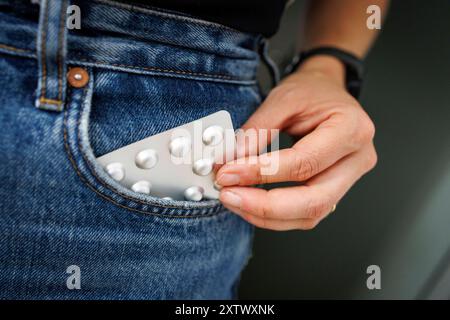 Berlin, Deutschland. 09 août 2024. Une personne sort des tablettes de sa poche de pantalon à Berlin, le 9 août 2024. || autorisation du modèle disponible crédit : dpa/Alamy Live News Banque D'Images