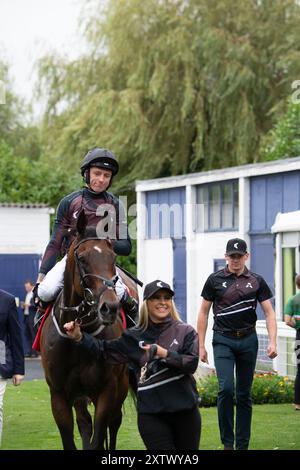 Windsor, Royaume-Uni. 15 août 2024. LIFE ON THE ROCKS monté par le jockey Cam Hardie remporte le Tote Placepot Leg 3 Racing League 24 handicap Stakes (Class 4) (pour les chevaux aux soins des entraîneurs inscrits à Racing League) pour le Nord lors de la réunion de la Racing League au Royal Windsor Racecourse, Windsor, Berkshire. Propriétaire M. Aidan J Ryan, entraîneur Richard Fahey, Malton, éleveur CN Farm Ltd Crédit : Maureen McLean/Alamy Live News Banque D'Images