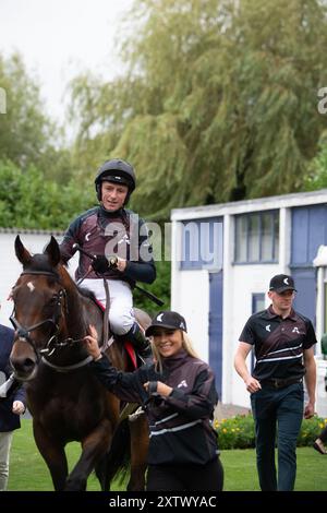 Windsor, Royaume-Uni. 15 août 2024. LIFE ON THE ROCKS monté par le jockey Cam Hardie remporte le Tote Placepot Leg 3 Racing League 24 handicap Stakes (Class 4) (pour les chevaux aux soins des entraîneurs inscrits à Racing League) pour le Nord lors de la réunion de la Racing League au Royal Windsor Racecourse, Windsor, Berkshire. Propriétaire M. Aidan J Ryan, entraîneur Richard Fahey, Malton, éleveur CN Farm Ltd Crédit : Maureen McLean/Alamy Live News Banque D'Images