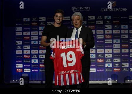 Julian Alvarez (à gauche) accompagné d'Enrique Cerezo (à droite), président de l'Atletico de Madrid, pose avec le maillot officiel du club de Madrid. Le footballeur argentin Julian Alvarez a été présenté ce matin au stade métropolitain de Madrid comme une nouvelle signature pour le club de football Atletico de Madrid. (Photo de David Canales / SOPA images/SIPA USA) Banque D'Images