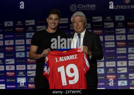 Julian Alvarez (à gauche) accompagné d'Enrique Cerezo (à droite), président de l'Atletico de Madrid, pose avec le maillot officiel du club de Madrid. Le footballeur argentin Julian Alvarez a été présenté ce matin au stade métropolitain de Madrid comme une nouvelle signature pour le club de football Atletico de Madrid. (Photo de David Canales / SOPA images/SIPA USA) Banque D'Images