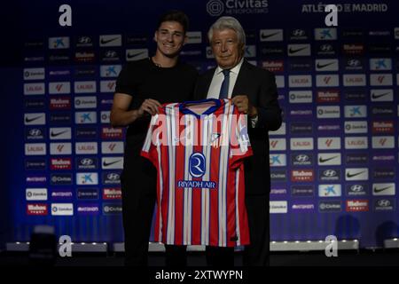 Julian Alvarez (à gauche) accompagné d'Enrique Cerezo (à droite), président de l'Atletico de Madrid, pose avec le maillot officiel du club de Madrid. Le footballeur argentin Julian Alvarez a été présenté ce matin au stade métropolitain de Madrid comme une nouvelle signature pour le club de football Atletico de Madrid. (Photo de David Canales / SOPA images/SIPA USA) Banque D'Images