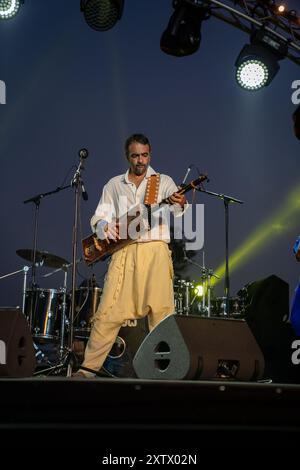 Un joueur joue de la guitare traditionnelle marocaine. Au Maroc, la musique est appelée Gnawa. Essaouira. Maroc le 15 février 2023 Banque D'Images