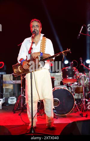 Un joueur joue de la guitare traditionnelle marocaine. Au Maroc, la musique est appelée Gnawa. Essaouira. Maroc le 15 février 2023 Banque D'Images