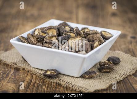 Certains des champignons shiitake (séché) comme détaillé close-up shot, selective focus Banque D'Images