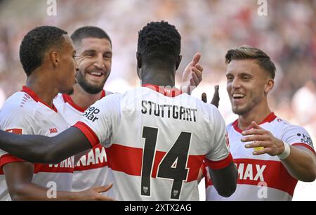 Célébration des buts Silas Katompa Mvumpa VfB Stuttgart (14) (au centre) Jamie Leweling VfB Stuttgart (18) (à gauche) Jeff Chabot VfB Stuttgart (24), Ermedin DEM Banque D'Images