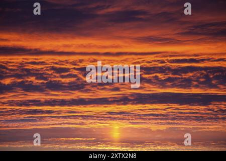 Belle nature, coucher de soleil orange dramatique sur ciel nuageux Banque D'Images