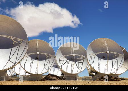 La plaine D'ALMA Chajnantor avec des radiotélescopes près de San Pedro de Atacama Banque D'Images