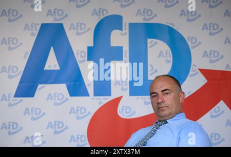 Sebnitz, Allemagne. 15 août 2024. Steffen Janich, membre de l’AFD au Bundestag, est assis sur scène lors d’un événement de l’AFD sur la place du marché. Crédit : Robert Michael/dpa/Alamy Live News Banque D'Images