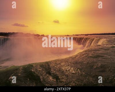 Paysage de Horseshoe Falls Niagara au début du printemps Banque D'Images
