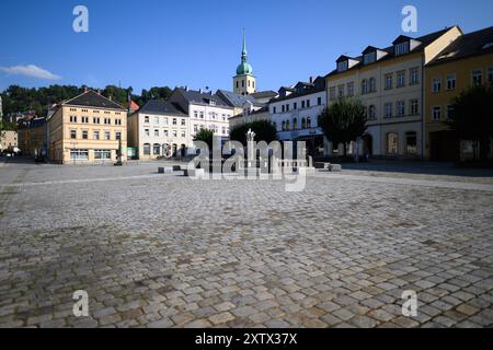 Sebnitz, Allemagne. 15 août 2024. Vue sur le marché de la grande ville du district de la Suisse saxonne-Eastern Ore Mountains. Crédit : Robert Michael/dpa/Alamy Live News Banque D'Images