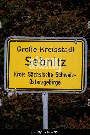 Sebnitz, Allemagne. 15 août 2024. Un panneau de signalisation 'Große Kreissstadt Sebnitz Kreis Sächsische Schweiz-Osterzgebirge' se trouve à l'entrée de la ville. Crédit : Robert Michael/dpa/Alamy Live News Banque D'Images