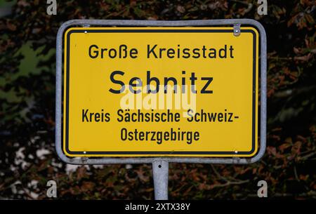 Sebnitz, Allemagne. 15 août 2024. Un panneau de signalisation 'Große Kreissstadt Sebnitz Kreis Sächsische Schweiz-Osterzgebirge' se trouve à l'entrée de la ville. Crédit : Robert Michael/dpa/Alamy Live News Banque D'Images