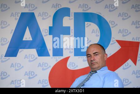 Sebnitz, Allemagne. 15 août 2024. Steffen Janich, membre de l’AFD au Bundestag, est assis sur scène lors d’un événement de l’AFD sur la place du marché. Crédit : Robert Michael/dpa/Alamy Live News Banque D'Images