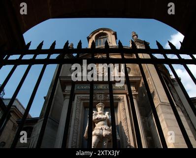 Monument à l'amiral Gaspard de Coligny, construit en 1889 par l'architecte Scellier de Gisors et le sculpteur Crauck. Temple protestant de L'Oratoire du Louvre ( Banque D'Images