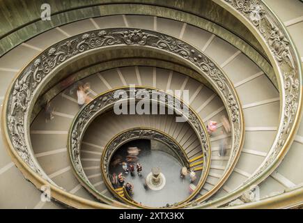 Escalier en colimaçon au Musée du Vatican, en journée Banque D'Images