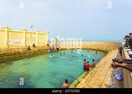 Keerimalai, Sri Lanka, 5 février 2015 : les nageurs sri-lankais apprécient les sources thermales de Keerimalai, une attraction touristique sur la côte nord de Jaffna. H Banque D'Images