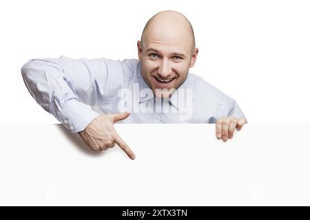 Beau sourire chauve ou homme tête rasé tenant le signe blanc ou l'écriteau blanc isolé Banque D'Images