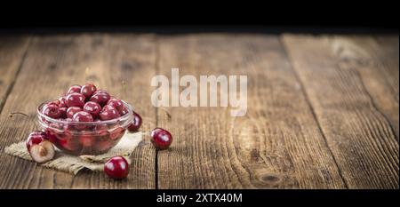 Cerises en conserve comme gros plan détaillé élevé sur une table en bois vintage, mise au point sélective Banque D'Images