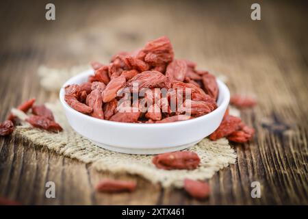 Les baies de Goji (séché) sur une vieille table en bois comme détaillé close-up shot (selective focus) Banque D'Images