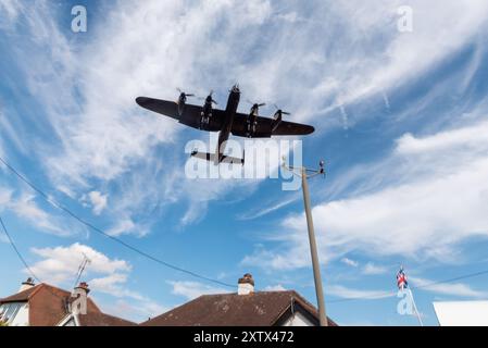 Aéroport de Londres Southend, Essex, Royaume-Uni. 16 août 2024. Le Royal Air Force Battle of Britain Memorial Flight a envoyé son Avro Lancaster PA474 à l'aéroport civil à partir duquel il opérera pour le spectacle aérien d'Eastbourne de quatre jours. Le Lancaster a été immobilisé pour un programme d’entretien prolongé au cours de l’hiver et n’a volé en 2024 qu’à la fin du mois de juillet. Le Lancaster a volé au-dessus d'une maison en finale pour atterrir qui a un feu d'approche d'atterrissage sur sa propriété avant Banque D'Images