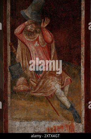 Homme décapité par une cloche ou une hache qui tombe. Fresque sur un mur extérieur de la cathédrale de Bolzano, Tyrol du Sud, Trentin-Haut-Adige, Italie, principalement gothique Duomo di Santa Maria Assunta (cathédrale de l'Assomption de notre-Dame). La personne représentée peut être un homme tué à la fin des années 1300 par une cloche tombant d'une église ; ou ce peut être le martyr Saint Proculus, tué par une hache à l'époque de l'empereur Dioclétien. Notez l'emblème du pèlerin d'une canne de marche et d'un sac de pèlerin, ainsi qu'une grande pochette d'argent sur sa ceinture - il a été dit que vous aviez besoin de beaucoup d'argent pour visiter Bolzano. Banque D'Images