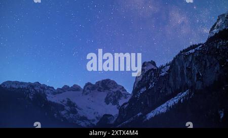 Photo de nuit de la voie lactée au-dessus du Dachstein à Gosau Banque D'Images