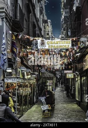 Scène de nuit dans le quartier espagnol de Naples, Italie Banque D'Images