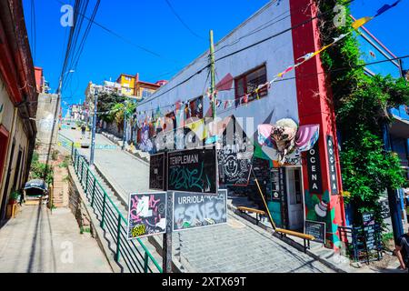 Valparaiso, Chili - 08 mars 2020 : bâtiments multicolores avec peinture lumineuse sur la rue Banque D'Images