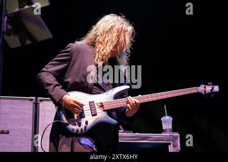 Billy Sherwood se produit avec Yes le 14 août 2024 à Hollywood, en Floride. La performance était la soirée d'ouverture de leur tournée estivale avec Deep Purple. (Photo de Geoffrey Clowes/Sipa USA) Banque D'Images