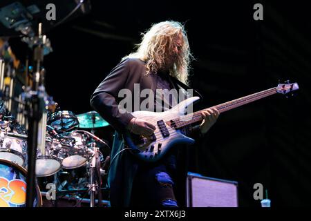 Billy Sherwood se produit avec Yes le 14 août 2024 à Hollywood, en Floride. La performance était la soirée d'ouverture de leur tournée estivale avec Deep Purple. (Photo de Geoffrey Clowes/Sipa USA) Banque D'Images