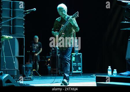 Steve Howe se produit avec Yes le 14 août 2024 à Hollywood, en Floride. La performance était la soirée d'ouverture de leur tournée estivale avec Deep Purple. (Photo de Geoffrey Clowes/Sipa USA) Banque D'Images