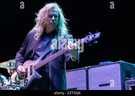 Billy Sherwood se produit avec Yes le 14 août 2024 à Hollywood, en Floride. La performance était la soirée d'ouverture de leur tournée estivale avec Deep Purple. (Photo de Geoffrey Clowes/Sipa USA) Banque D'Images